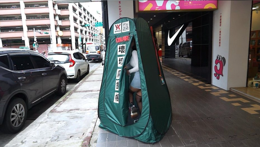 AV女神梁冪現身西門町神秘帳篷，引起網友討論。(圖／翻攝梁冪IG)